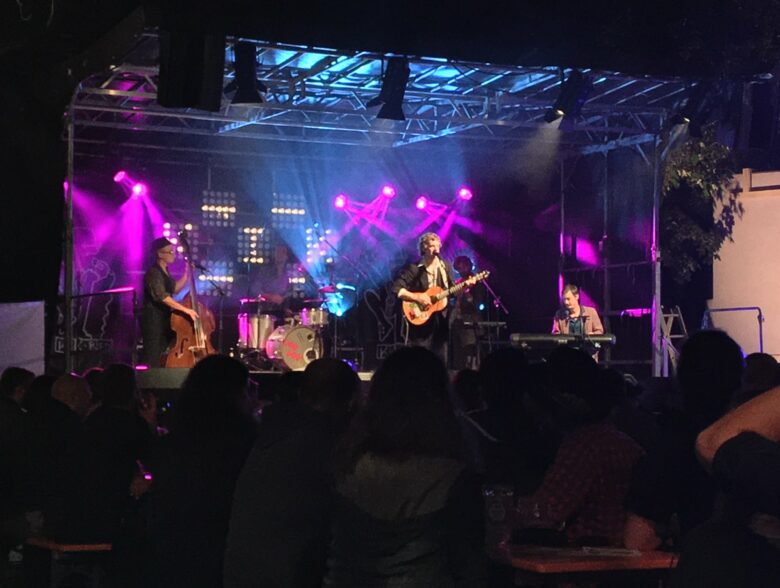 Band unter violetter und blauer Beleuchtung beim KIK Openair 2020