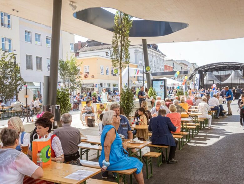 Gäste im Außenbereich bei der KJ-Eröffnung in Wels