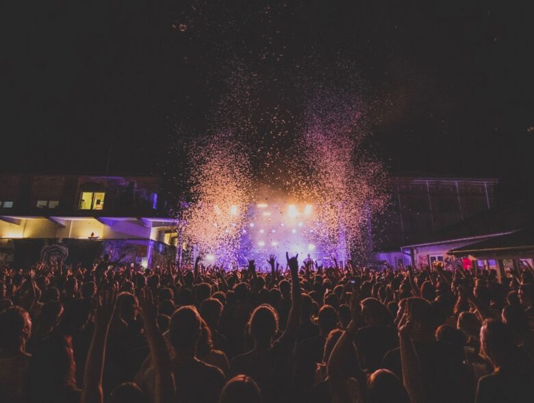 Publikum und Bühnenlicht beim Konzert von Krautschädl in Wels