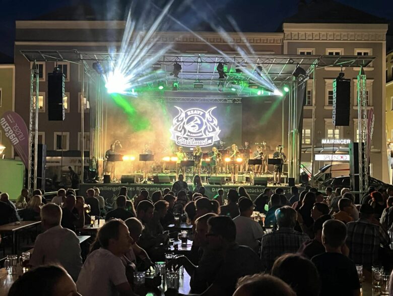 Konzertbühne beim Rieder Stadtfest mit weißen Lichtstrahlen und Videobild