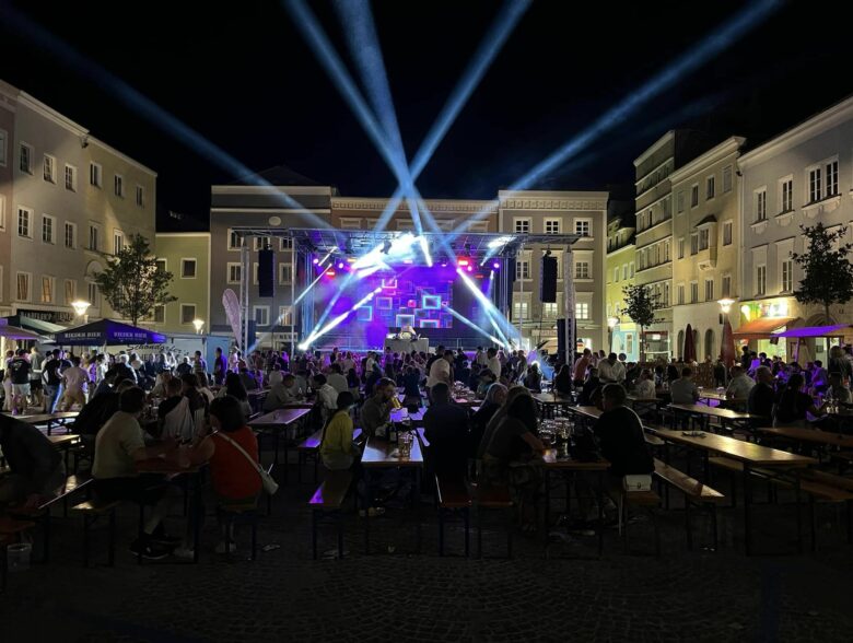 Blaue Scheinwerferstrahlen über der Bühne beim Rieder Stadtfest 2022