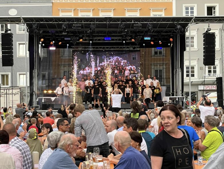 Besucher vor der Konzertbühne beim Rieder Stadtfest 2022