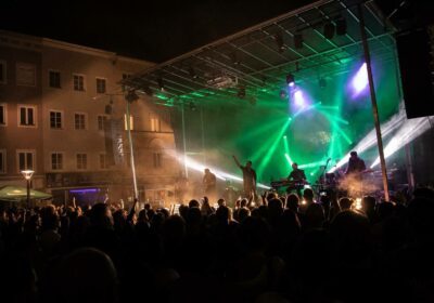 Grün beleuchtete Open-Air-Bühne beim YAF in Ried