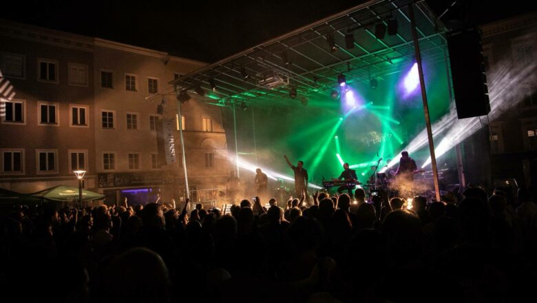 Grün beleuchtete Open-Air-Bühne beim YAF in Ried