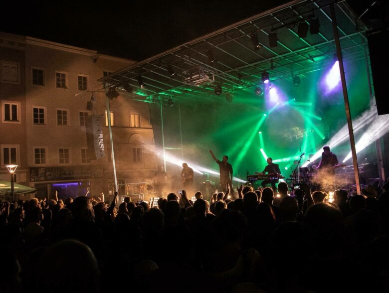Grün beleuchtete Open-Air-Bühne beim YAF in Ried