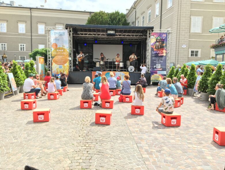 Mobile Bühne und Bestuhlung für ein Kinderfestival in der Salzburger Altstadt