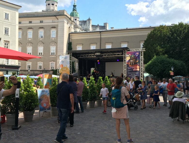 Mobile Veranstaltungsbühne vor historischer Kulisse in der Salzburger Altstadt