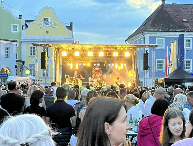 Publikum vor der beleuchteten Bühne beim Kiwanis Openair in Schärding