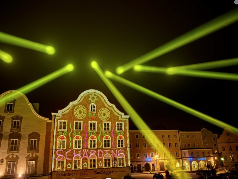 Gelbe Lichtstrahlen über einem historischen Haus bei den Schärdinger Lichtspielen
