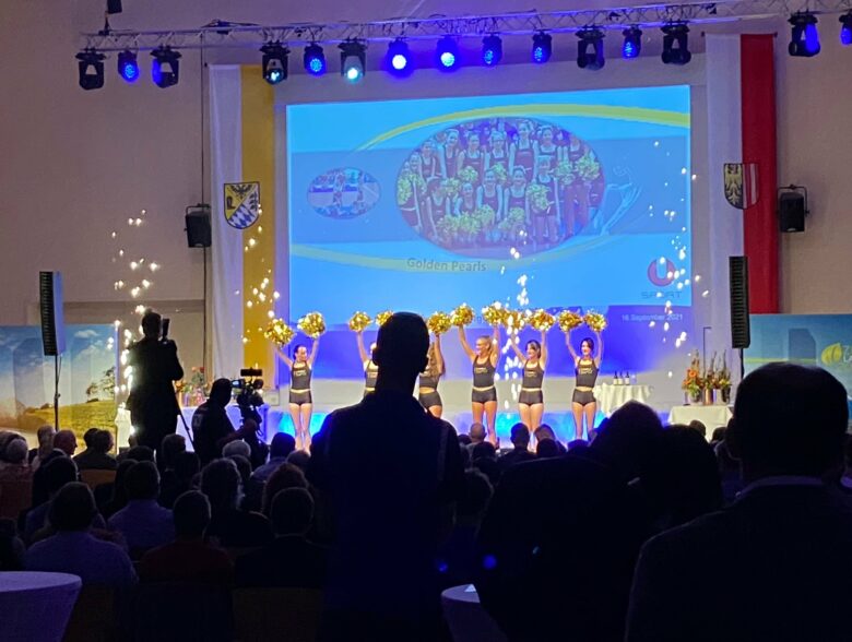 Bühne mit großer Projektion und Publikum bei der Sportgala 2021 in Ried