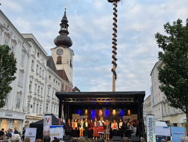 Chor auf einer Außenbühne beim Chorfestival in Wels