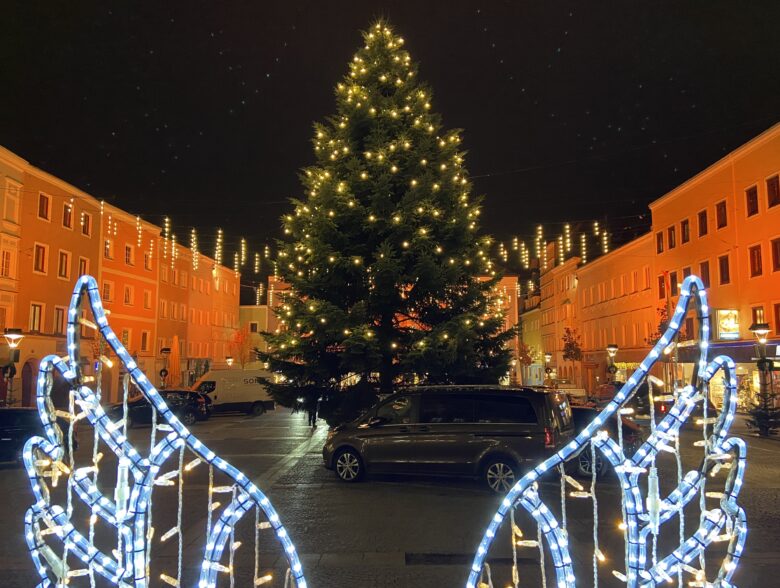 Weihnachtsbaum und beleuchtete Dekoration auf einem Stadtplatz