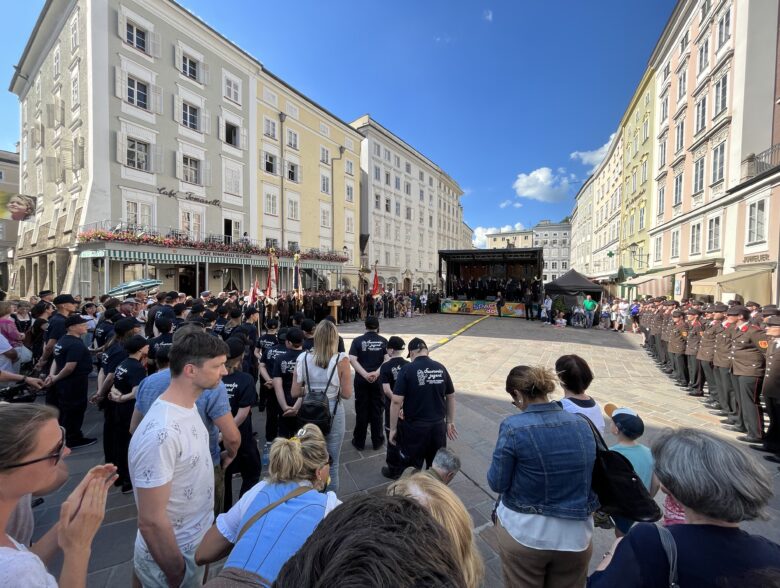 Publikum auf einem historischen Stadtplatz vor einer mobilen Bühne
