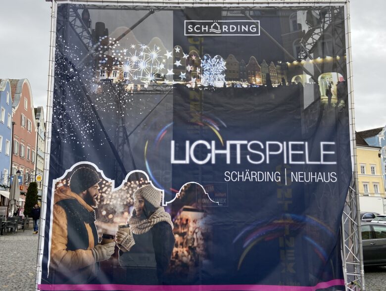 Traversenturm mit Lautsprechern und Banner für die Lichtspiele