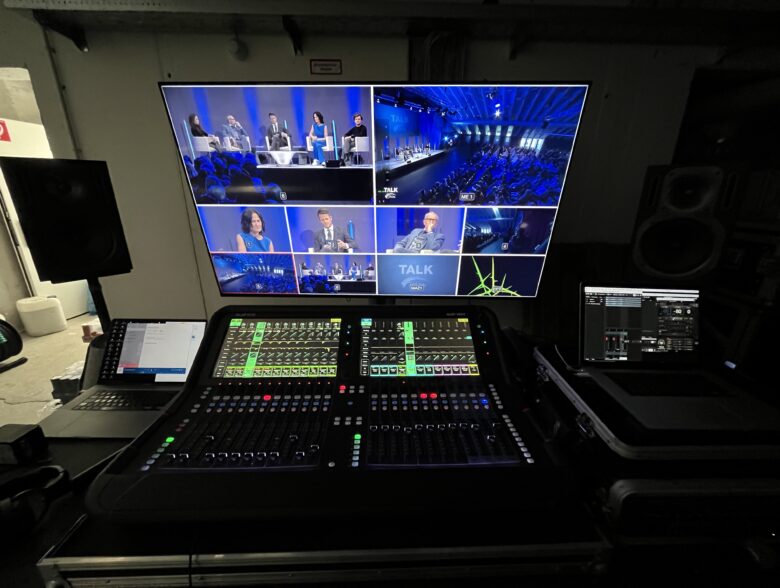 Audiomischpult und Bildmonitore bei der Produktion von ServusTV Hangar-Talk Spezial in Lech