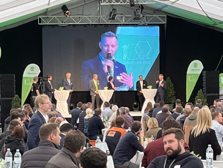 Podiumsgespräch mit großem Livebild auf der Leinwand vor dem Publikum