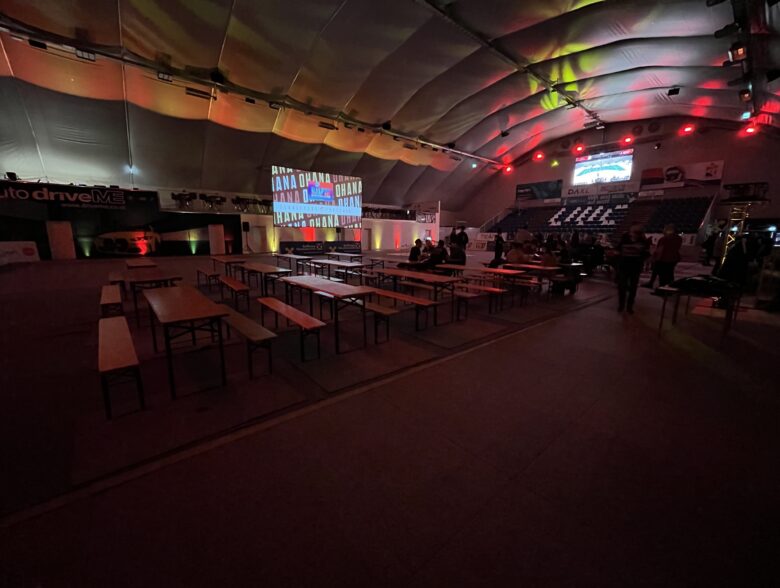 Großbildübertragung im UVC Volleydome mit vorbereiteten Sitzplätzen