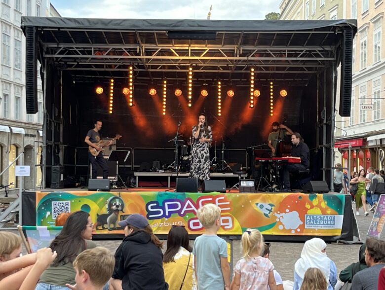 Mobile Bühne mit Band und orangefarbenem Bühnenlicht