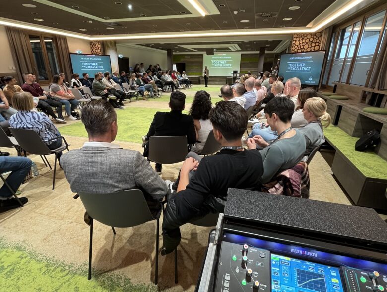 Tonregie mit Blick auf Teilnehmer einer Konferenz