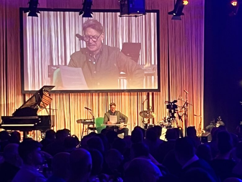 Liveauftritt mit großem Videobild hinter der Bühne