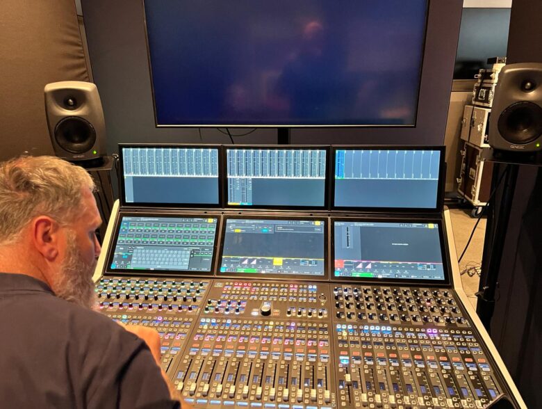 Audiomischpult mit mehreren Kontrollbildschirmen bei der Rich Eisen Show in München
