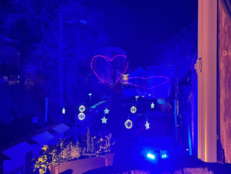 Blau beleuchtete Dekoration beim Schärdinger Winterzauber