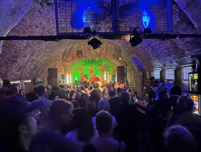 Texta-Konzert vor einer steinernen Kulisse mit farbiger Beleuchtung in Vöcklabruck