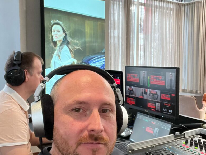 Tontechniker mit Headset am Regieplatz bei einer Audi-Veranstaltung in Wien