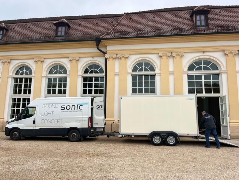 SONIC-Transporter mit Anhänger vor einer Veranstaltungslocation in Ansbach