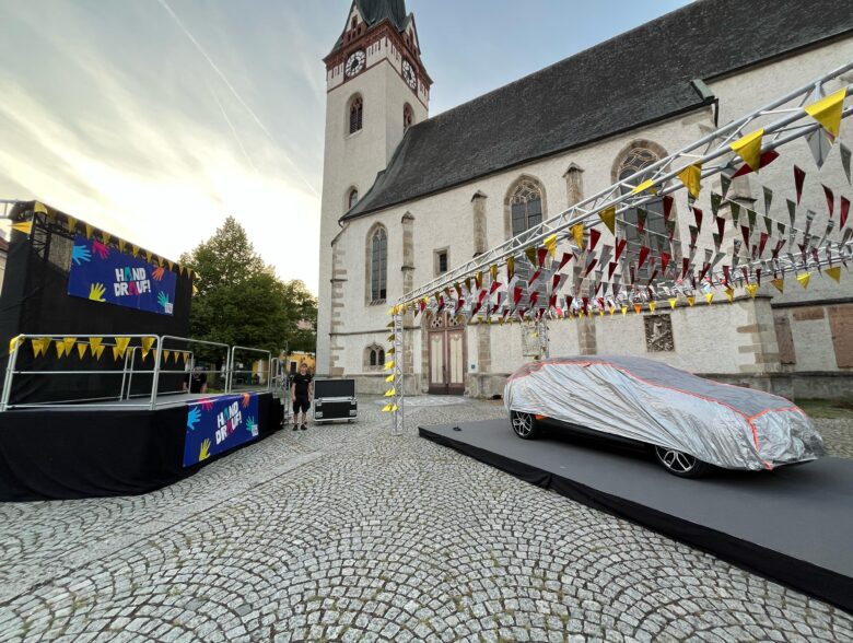 Technikaufbau vor einem historischen Gebäude bei Dreharbeiten zu SOKO Linz in Ottensheim