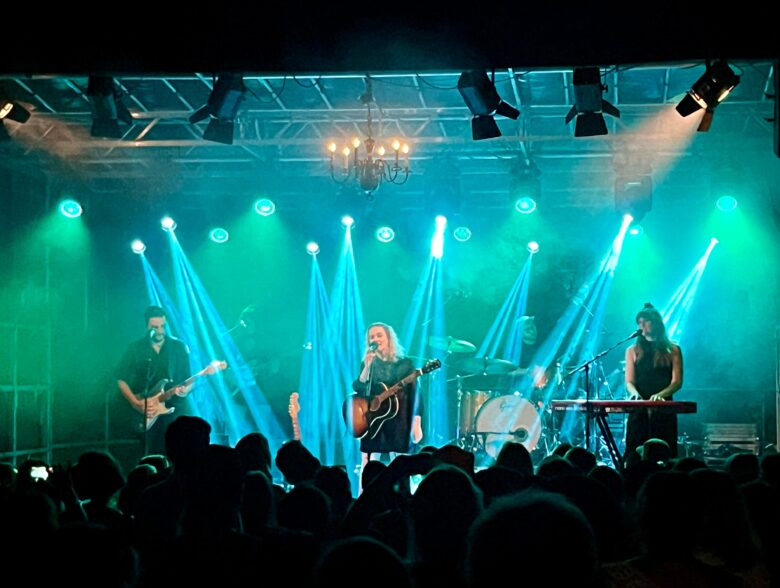 Band unter türkisfarbenem Bühnenlicht beim AVEC-Konzert im OKH