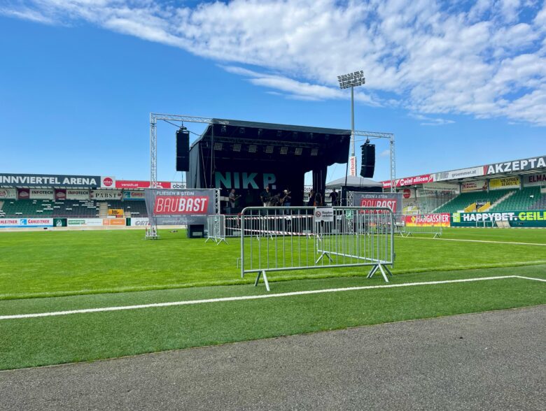 Vorbereitete Open-Air-Bühne auf dem Spielfeld im Stadion Ried