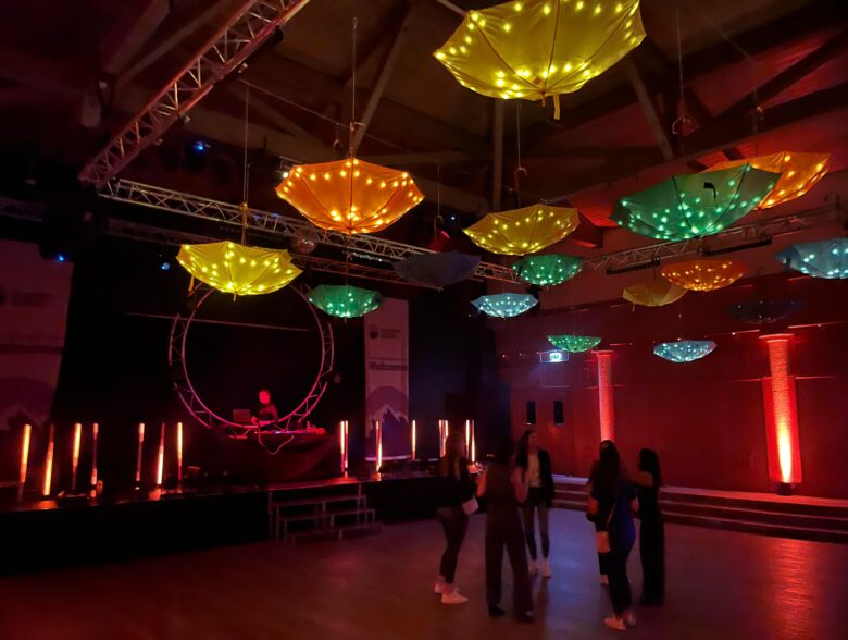 Festsaal mit farbigen Hängeleuchten bei einer Veranstaltung der MHK Group