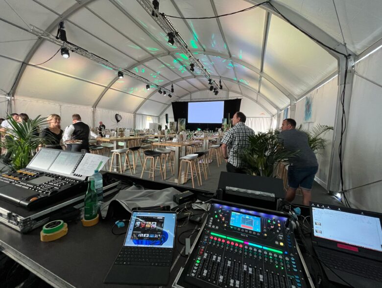 Tonregie mit Blick auf die Bestuhlung im Veranstaltungszelt bei Brandmood