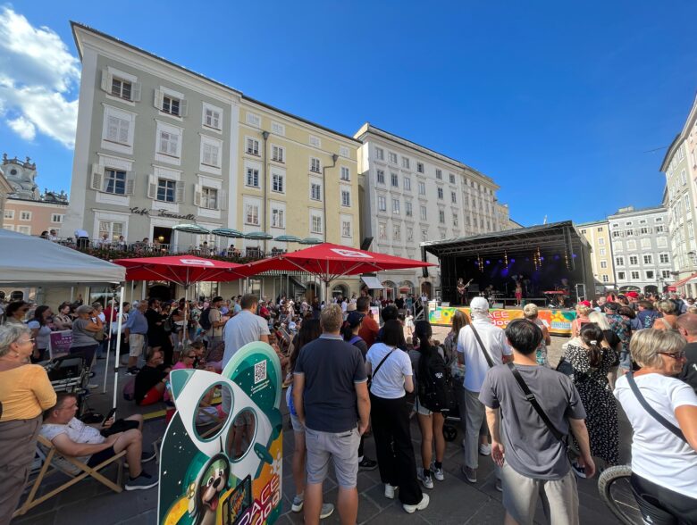 Besucher beim Vielklang-Festival in der Salzburger Altstadt