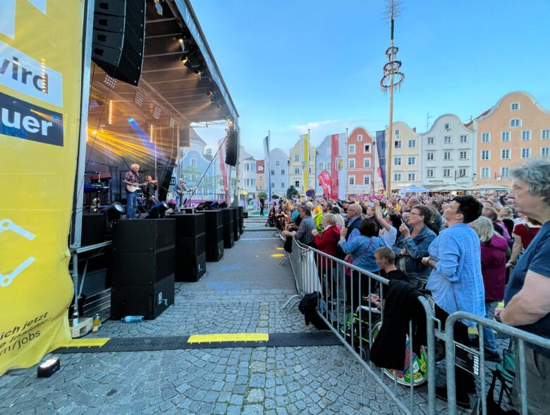 Blick entlang der Bühne auf das Publikum beim Kiwanis Openair in Schärding