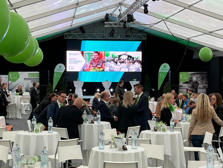 Gäste und Videoleinwand im Festzelt bei der 100-Jahr-Feier von Keller und Kunz